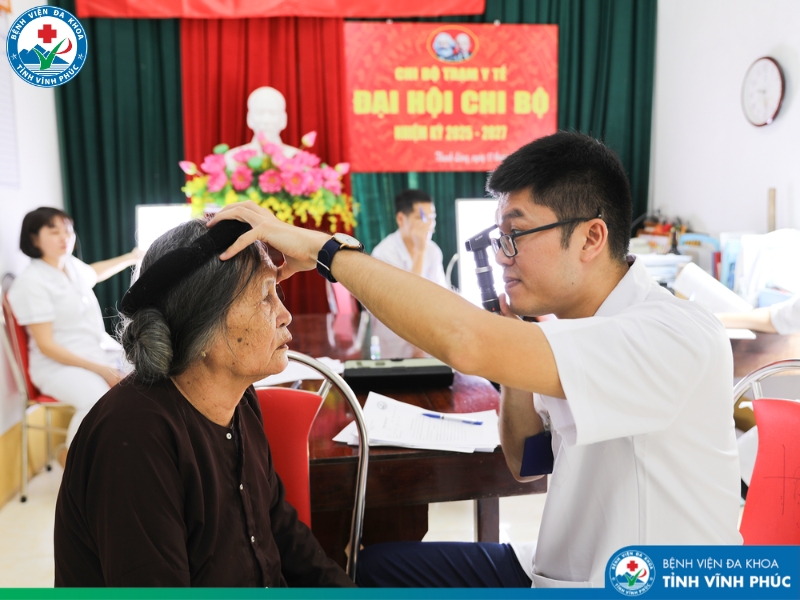 Chăm sóc thị lực cộng đồng: Bệnh viện Đa khoa tỉnh Vĩnh Phúc tổ chức khám sàng lọc, cấp phát thuốc miễn phí về mắt cho người dân thị trấn Thanh Lãng