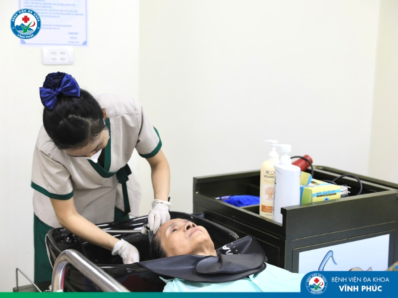 “Tháng gội đầu miễn phí” – Hành động nhỏ, ý nghĩa lớn tại Bệnh viện Đa khoa Vĩnh Phúc