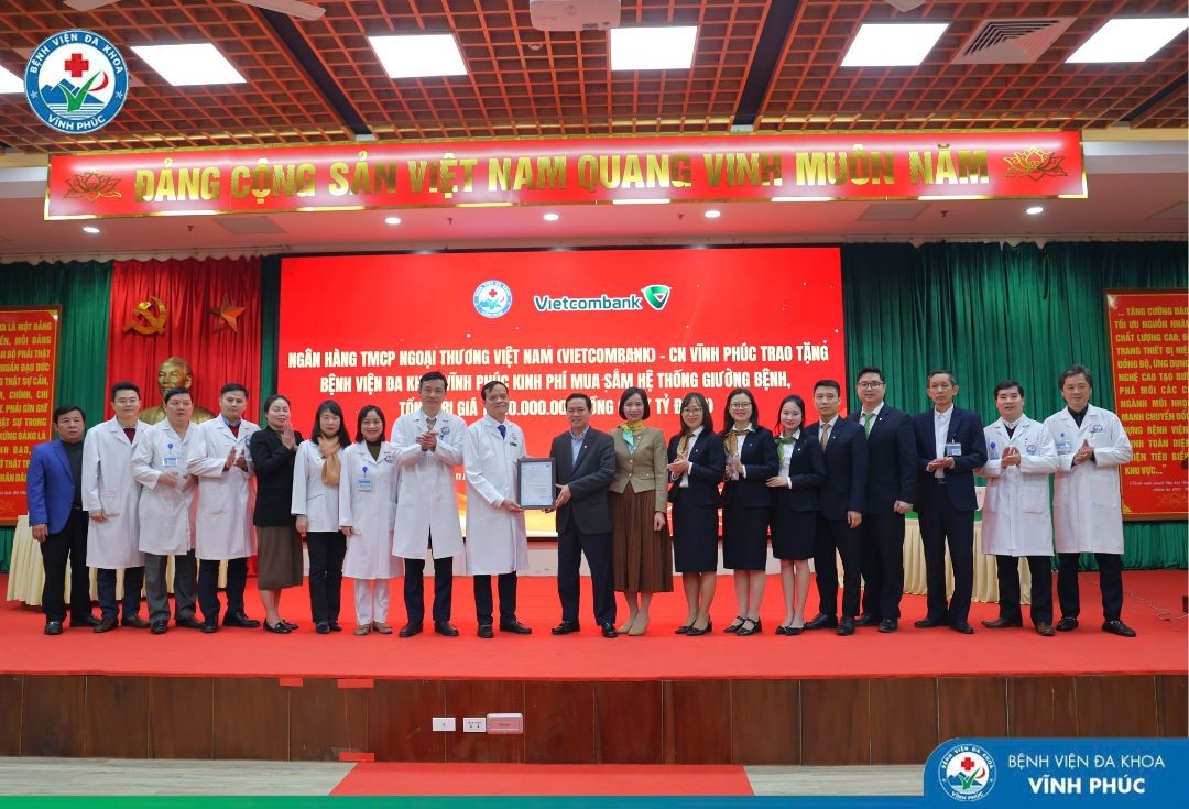 Ngân hàng Vietcombank chi nhánh Vĩnh Phúc trao tặng 1 tỷ đồng hỗ trợ trang thiết bị y tế và trao 30 suất quà cho người bệnh ung thư