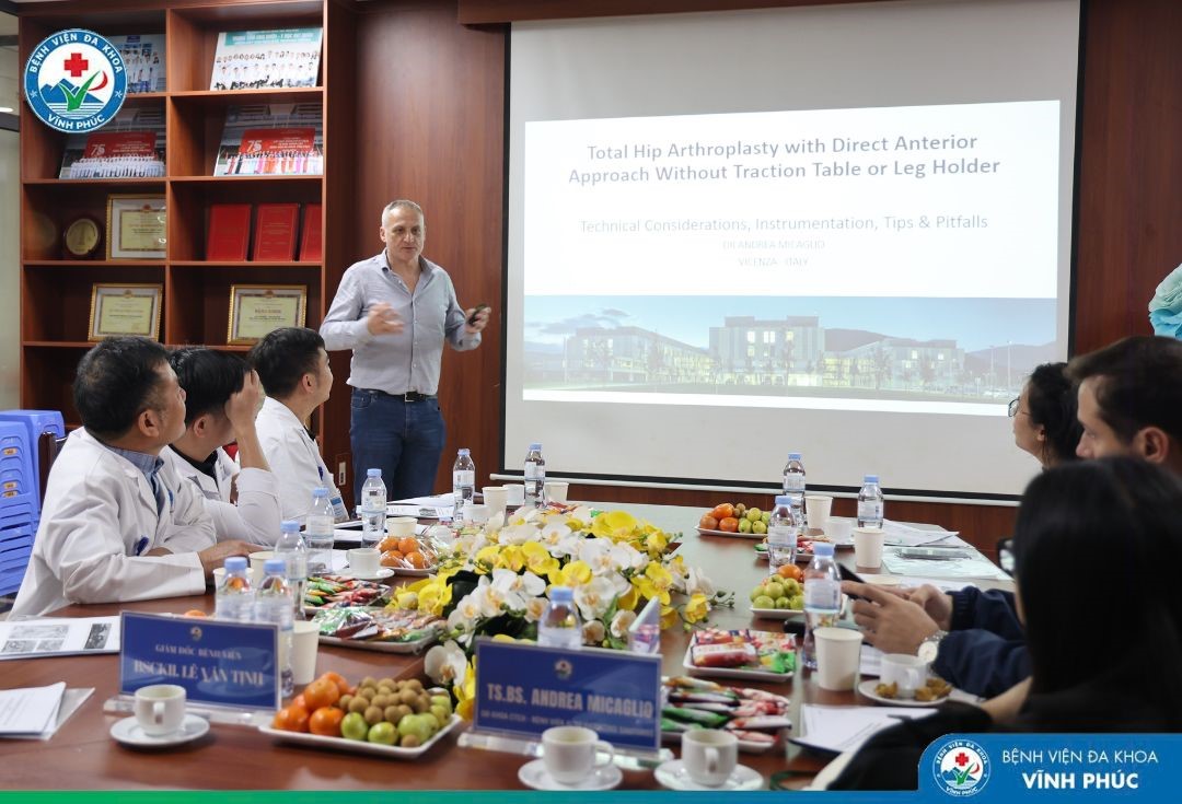 Tổ chức sinh hoạt khoa học cập nhật tiến bộ trong phẫu thuật thay khớp háng ít xâm lấn cùng chuyên gia người Ý