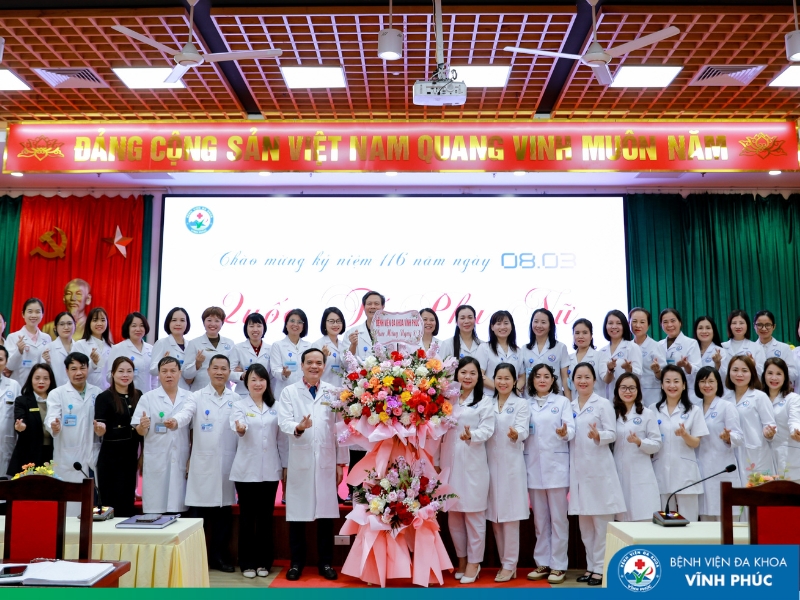 Bệnh viện Đa khoa Vĩnh Phúc chúc mừng cán bộ nữ nhân Ngày Quốc tế Phụ nữ 8/3