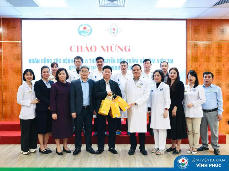 Bệnh viện A Thái Nguyên thăm và làm việc tại Bệnh viện Đa khoa Vĩnh Phúc