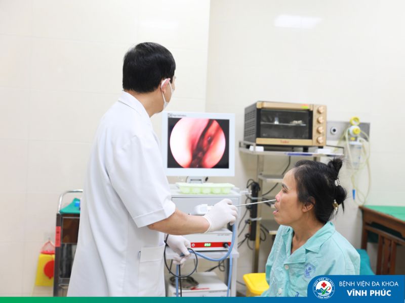 Phẫu thuật nội soi lấy thành công dị vật “ngủ quên” nhiều năm trong mũi người bệnh 57 tuổi