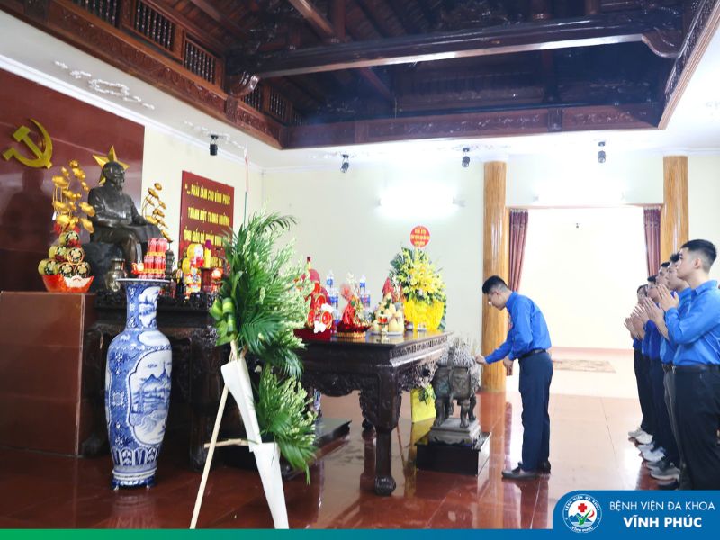 Tuổi trẻ Bệnh viện Đa khoa Vĩnh Phúc dâng hương tưởng niệm Bác Hồ