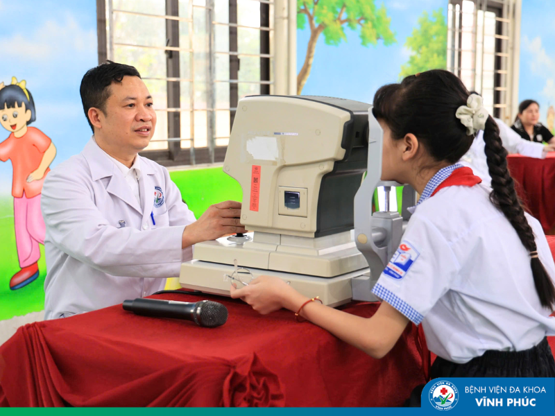 Cận thị học đường gia tăng nhanh: Trẻ nhỏ đã phải đeo kính từ lớp 1 vì lạm dụng thiết bị điện tử