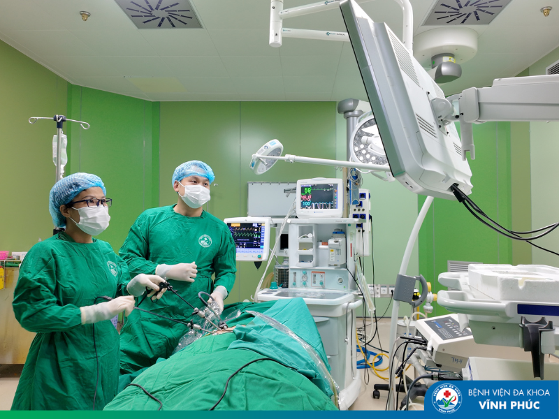 Phẫu thuật nội soi đường vào hoàn toàn ngoài phúc mạc (TEP) – Phương pháp hiện đại trong điều trị thoát vị bẹn