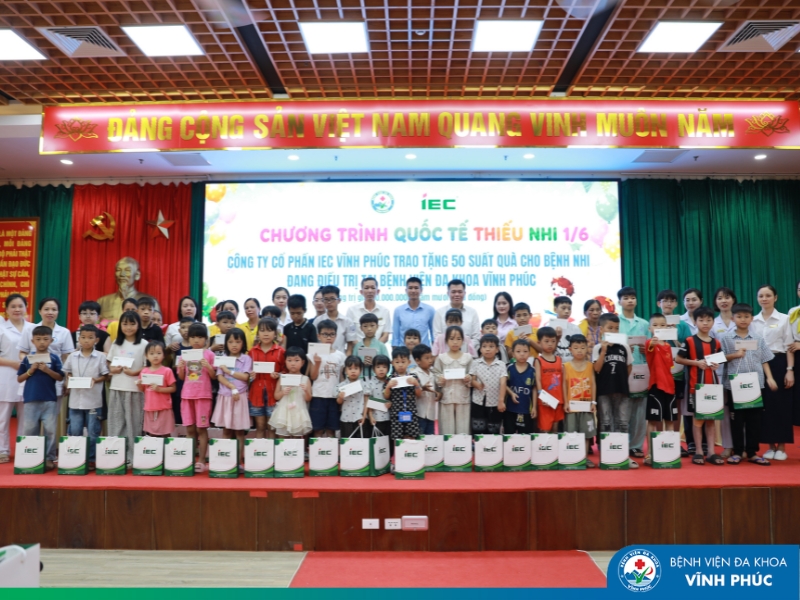 Trên 100 triệu đồng yêu thương được trao tặng hơn 700 lượt bệnh nhi nhân Ngày Quốc tế thiếu nhi 1/6