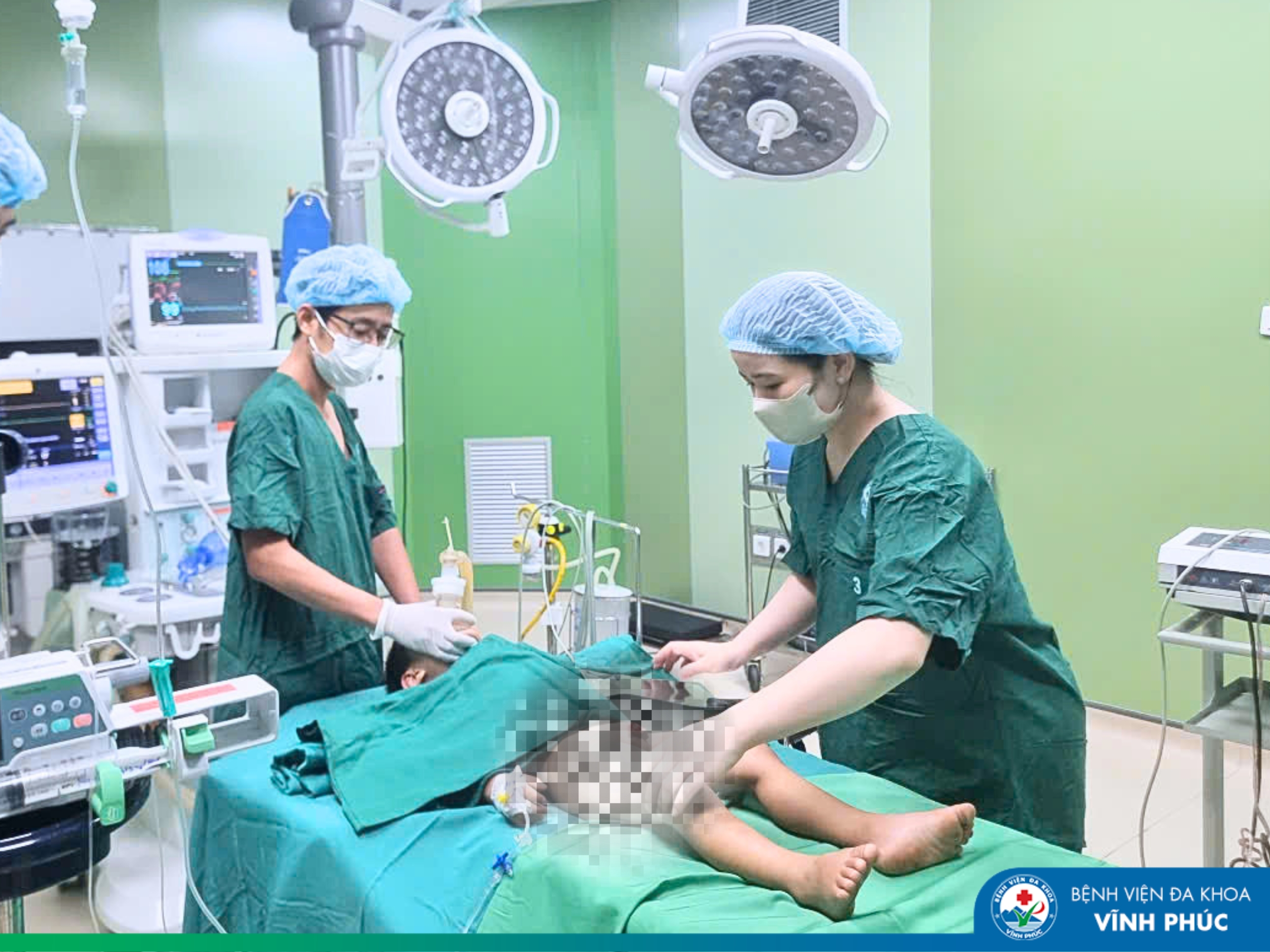 Cảnh báo tai nạn sinh hoạt: bé trai 2 tuổi bị chấn thương vùng sinh dục do máy bắn tôn