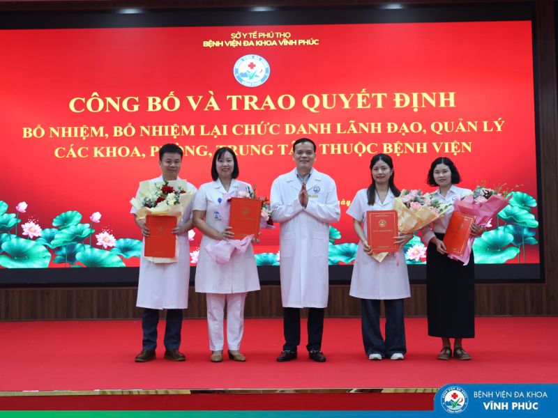 Bệnh viện Đa khoa Vĩnh Phúc bổ nhiệm Trưởng phòng Tổ chức cán bộ cùng 10 cán bộ quản lý