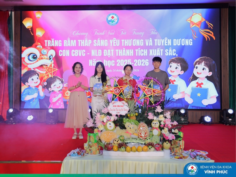 Chương trình “Trăng rằm thắp sáng yêu thương”: Vui Tết Trung thu và tuyên dương con cán bộ, viên chức và người lao động Bệnh viện